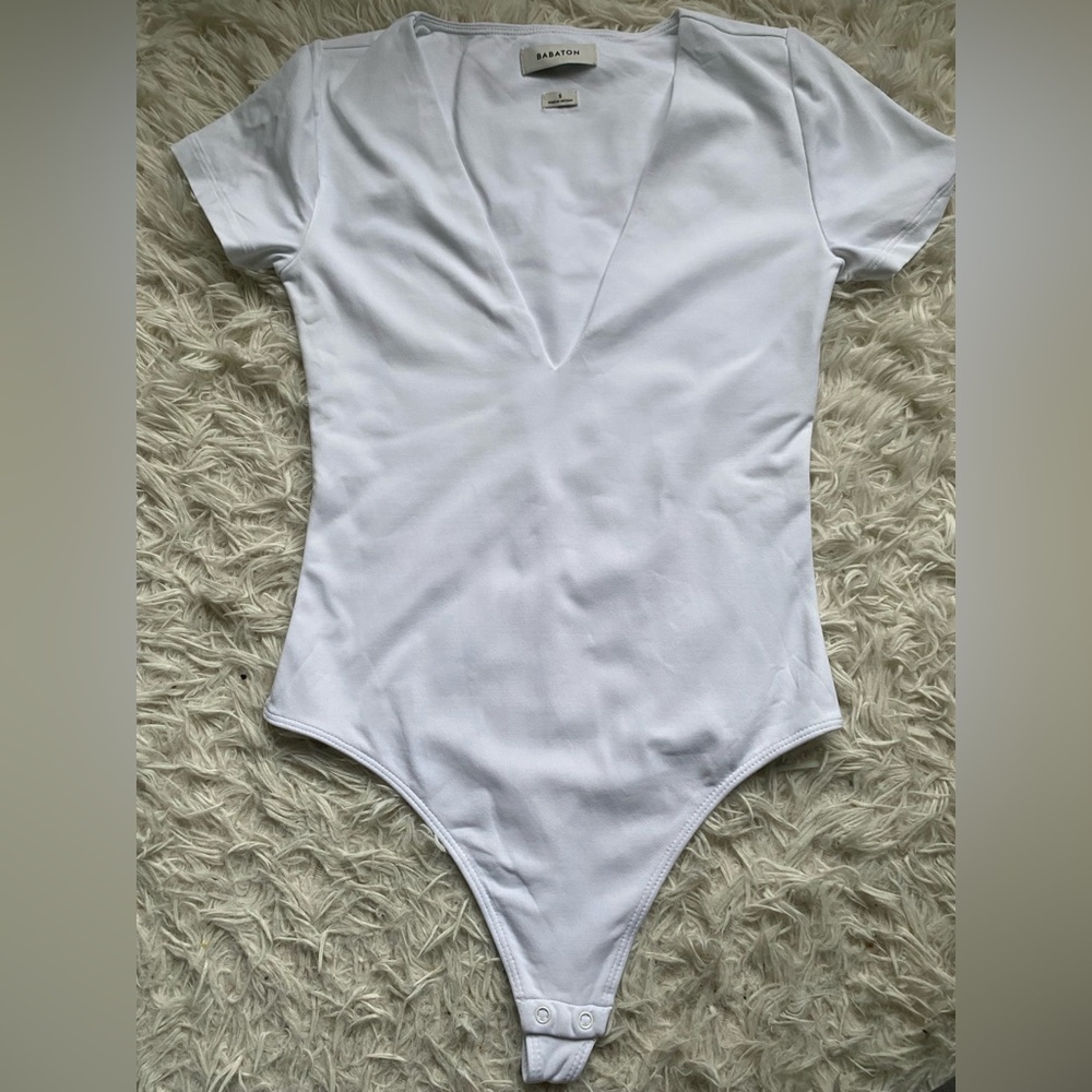 Aritzia Babaton Contour V-Neck Shortsleeve Bodysuit